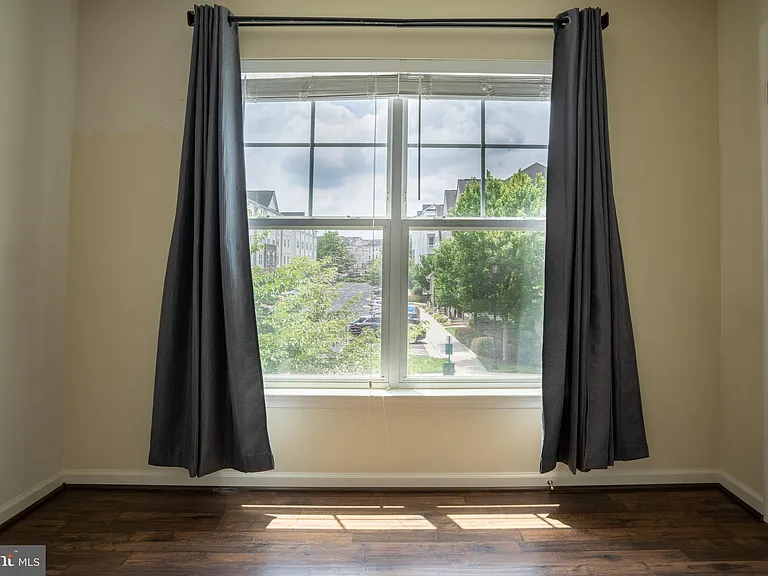 42243 Canary Grass Sq — Photo 38
