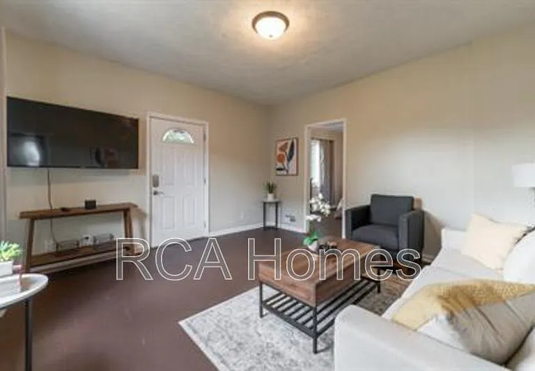 1015 Olive St — Photo 2