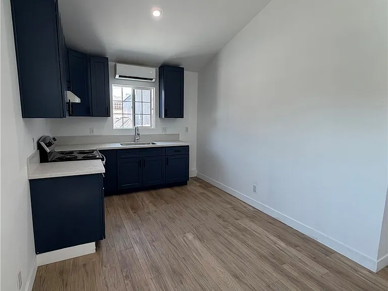 5439 Greenbrier Dr — Photo 3