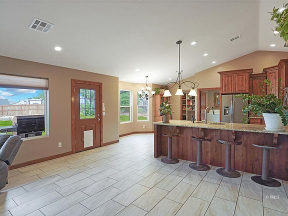 4th image of 631 W Vance Dr