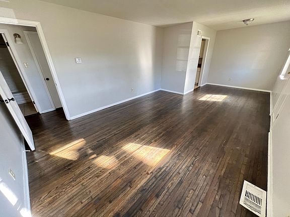 Entryway / Living room