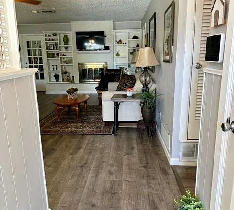 3rd image of 813 Linda Ln