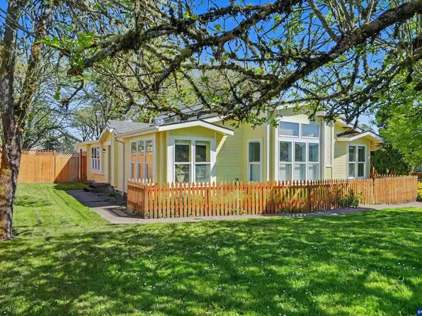 631 N 12th St, Philomath, OR 97370