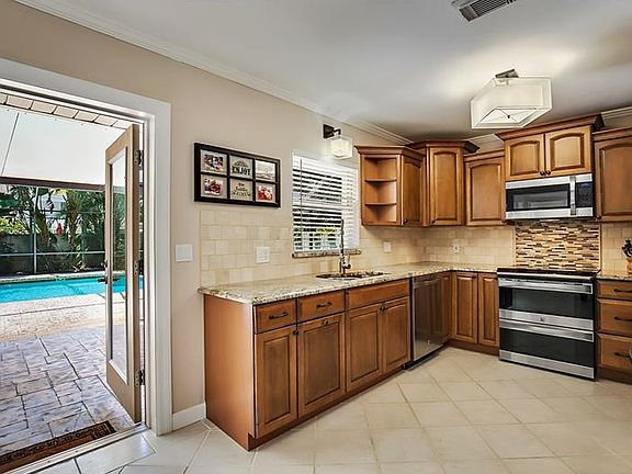 3rd image of 203 S Hubert Ave