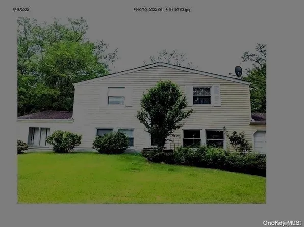 18 Fraternity Ln, Stony Brook, NY 11790