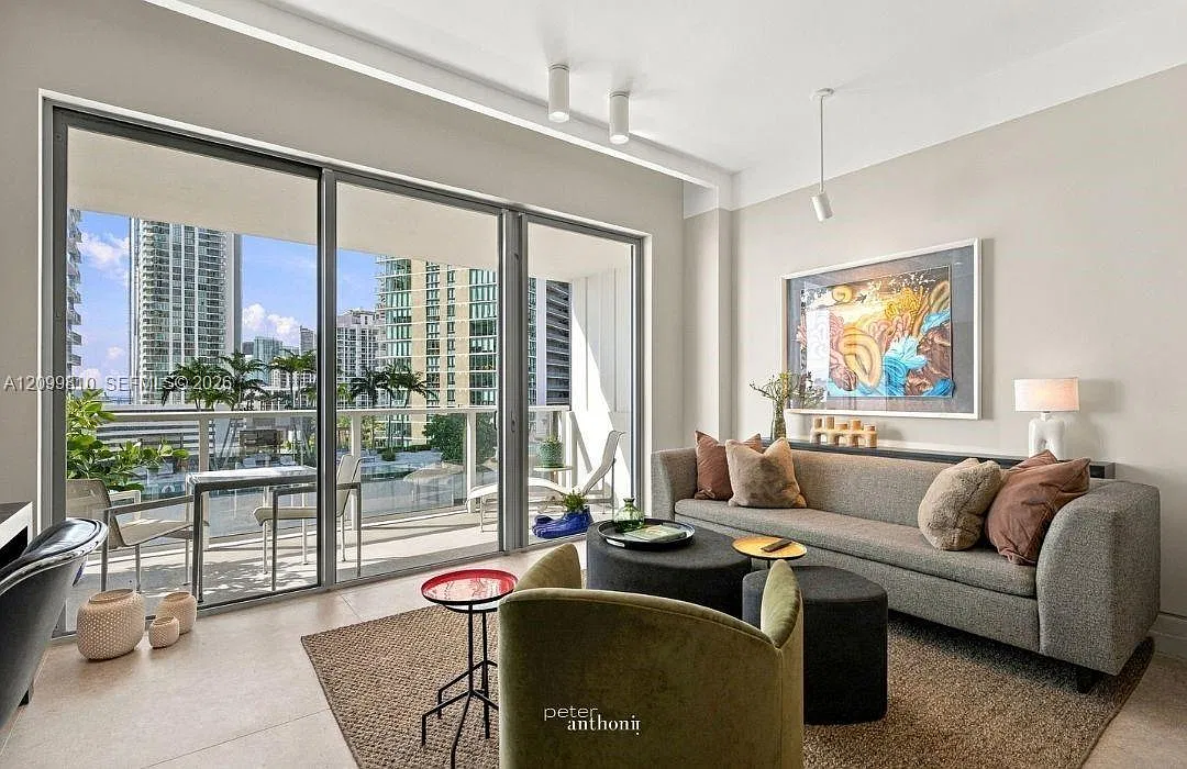 Bay Park Towers Condo — Photo 1
