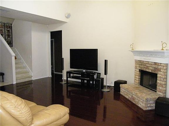 5th image of 916 Lake Bluff Dr