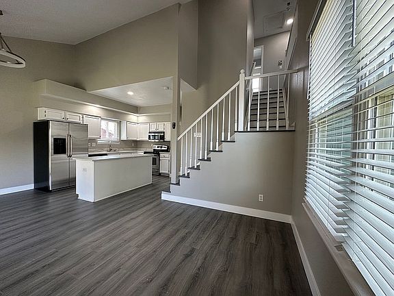 Kitchen w large island 