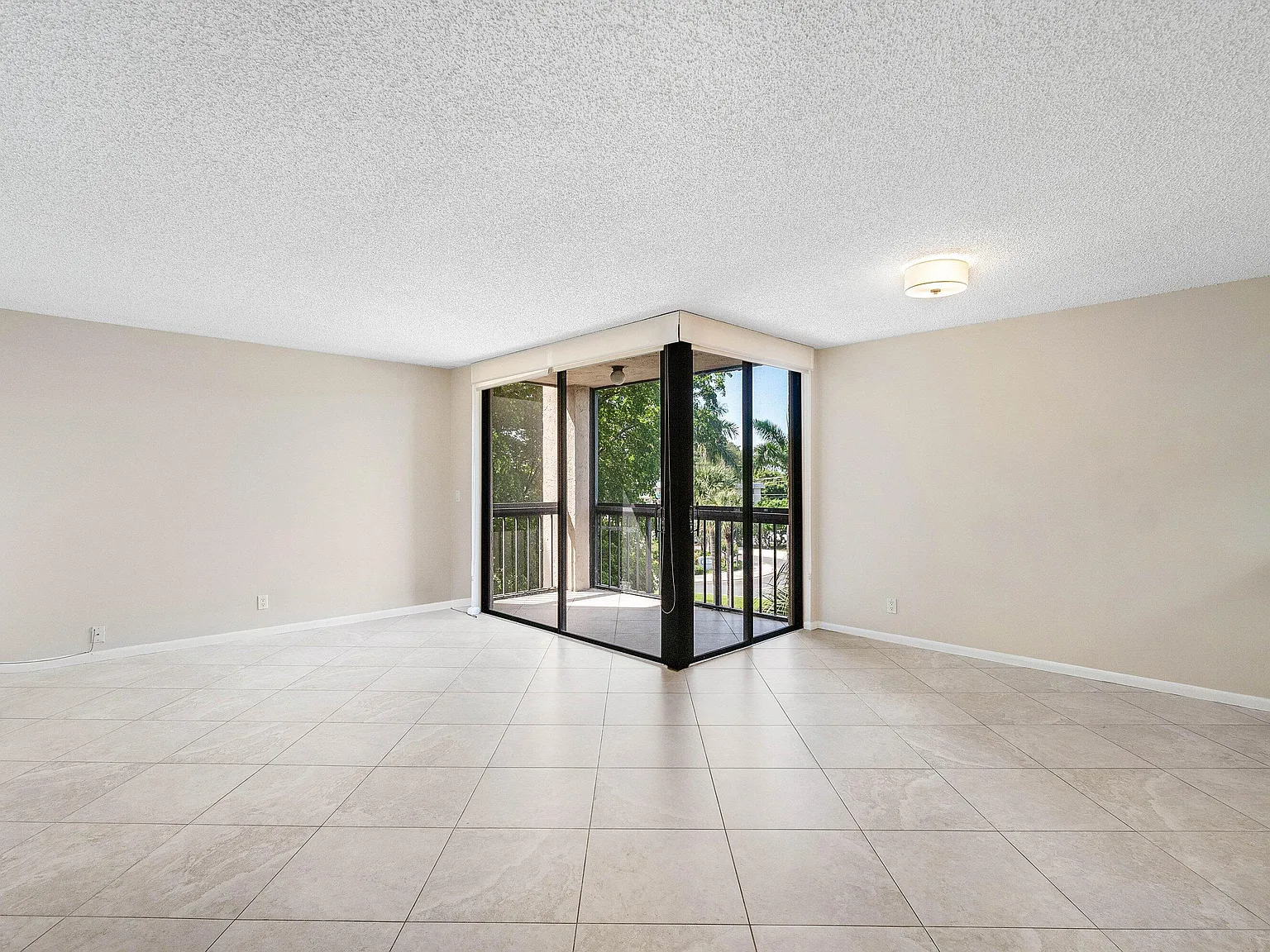 1 bed, 1.0 bath, 758 sqft, $1,975 — Photo 3