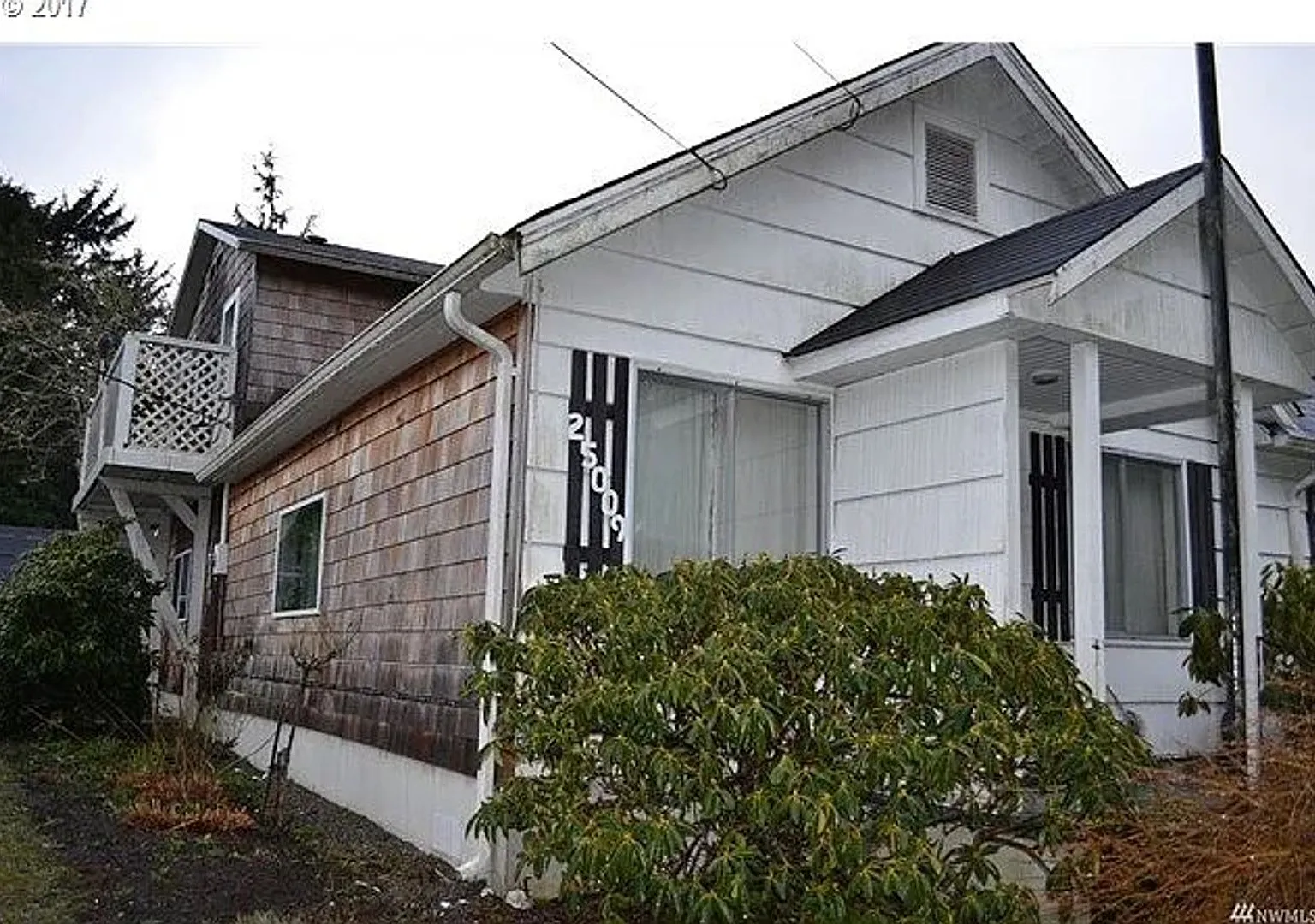 Stunning Designer Coastal Retreat | Fully Renovated Luxury Home in Ocean Park — Photo 4