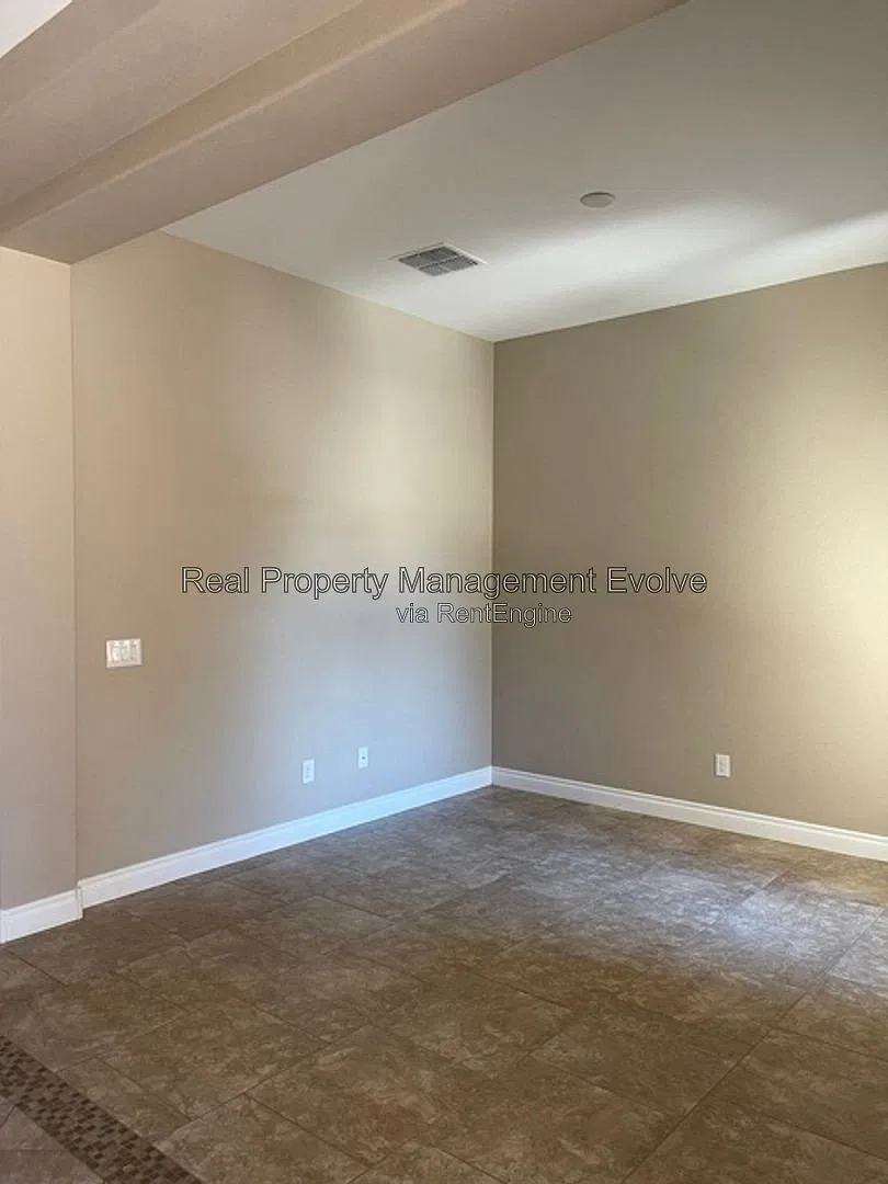 3 bed, 2.5 bath, 2396 sqft, $2,599 — Photo 4