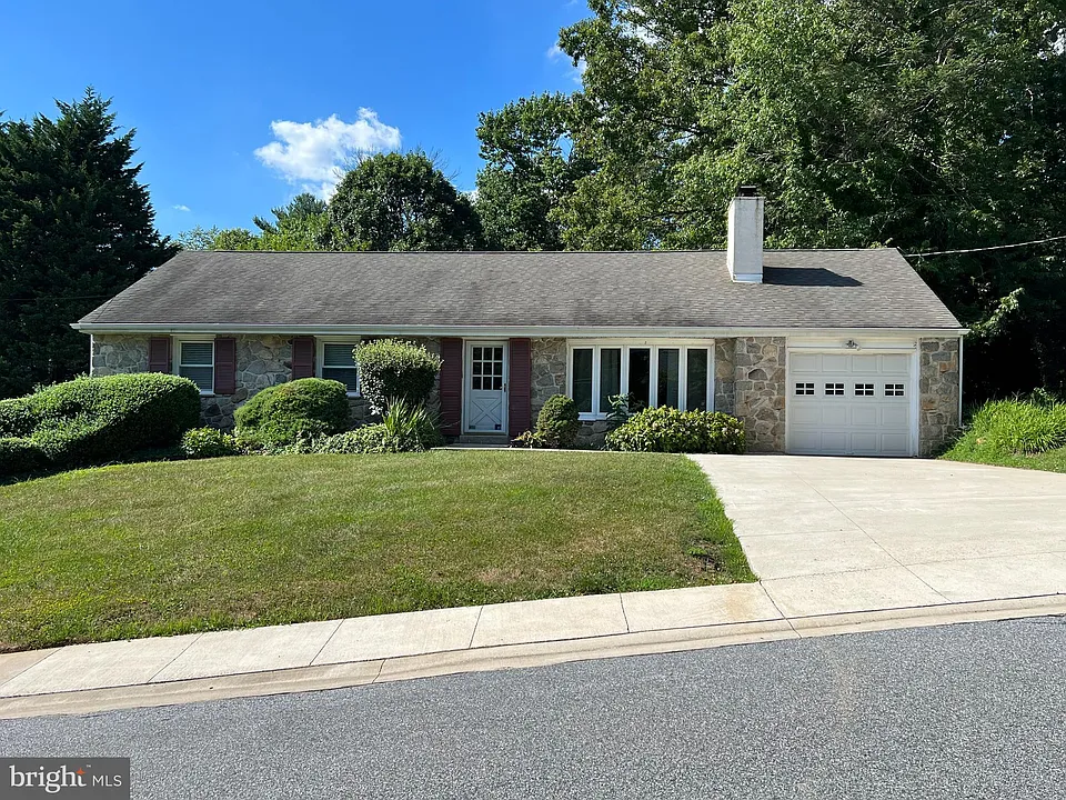 319 Meetinghouse Ln
