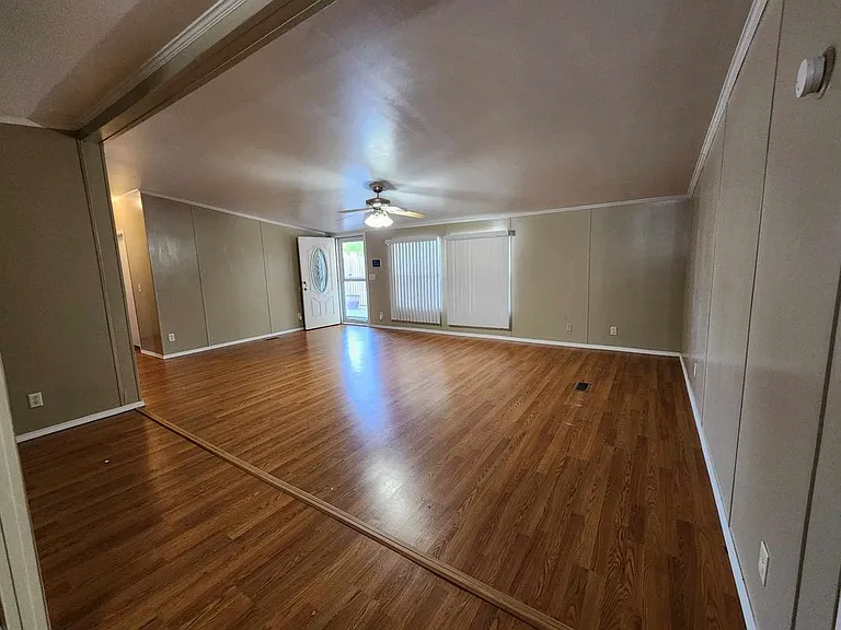 922 Ashwood St — Photo 16