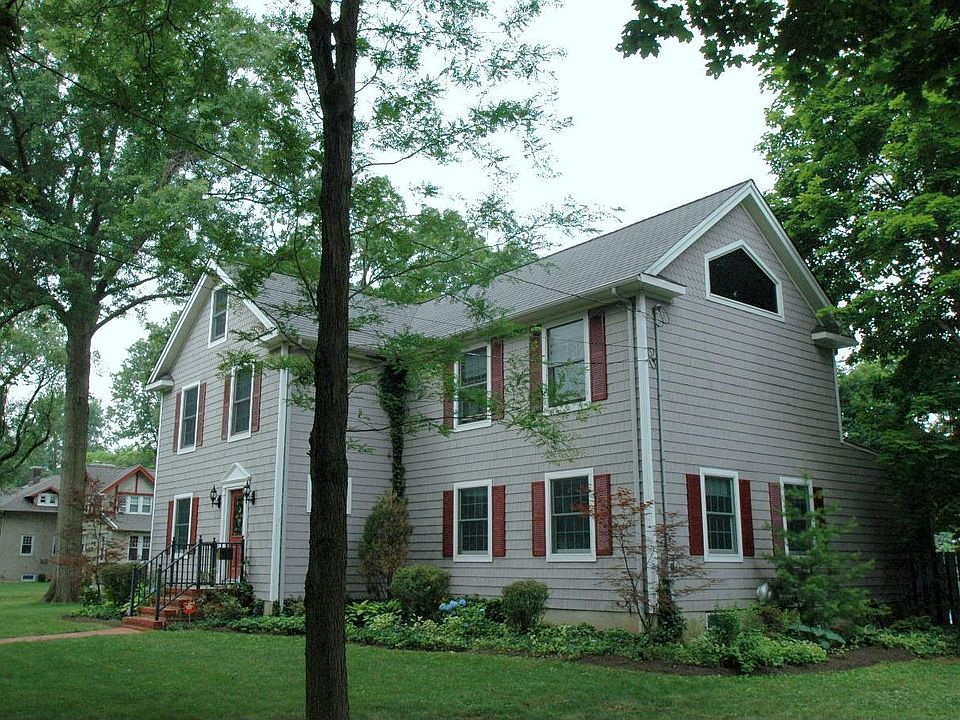 4 BR Colonial Large Yard