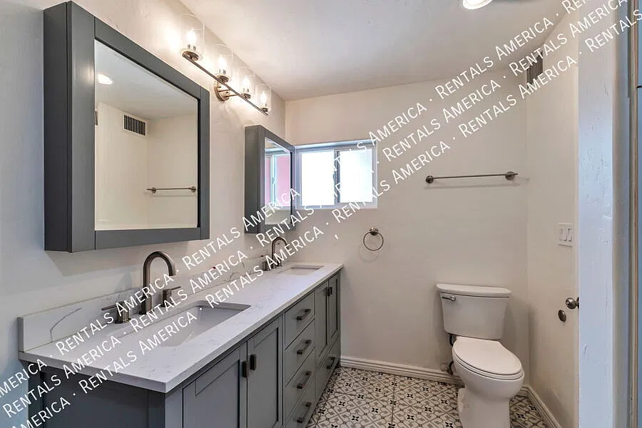 Large home, large yard, great location! — Photo 3