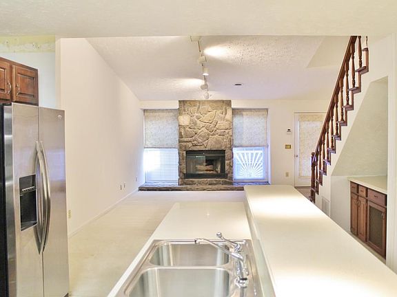4th image of 412 Denton Ct