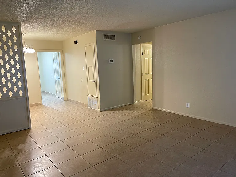 Marbach Manor Apartments — Photo 33