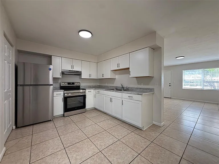 6104 SW 12th Pl — Photo 3