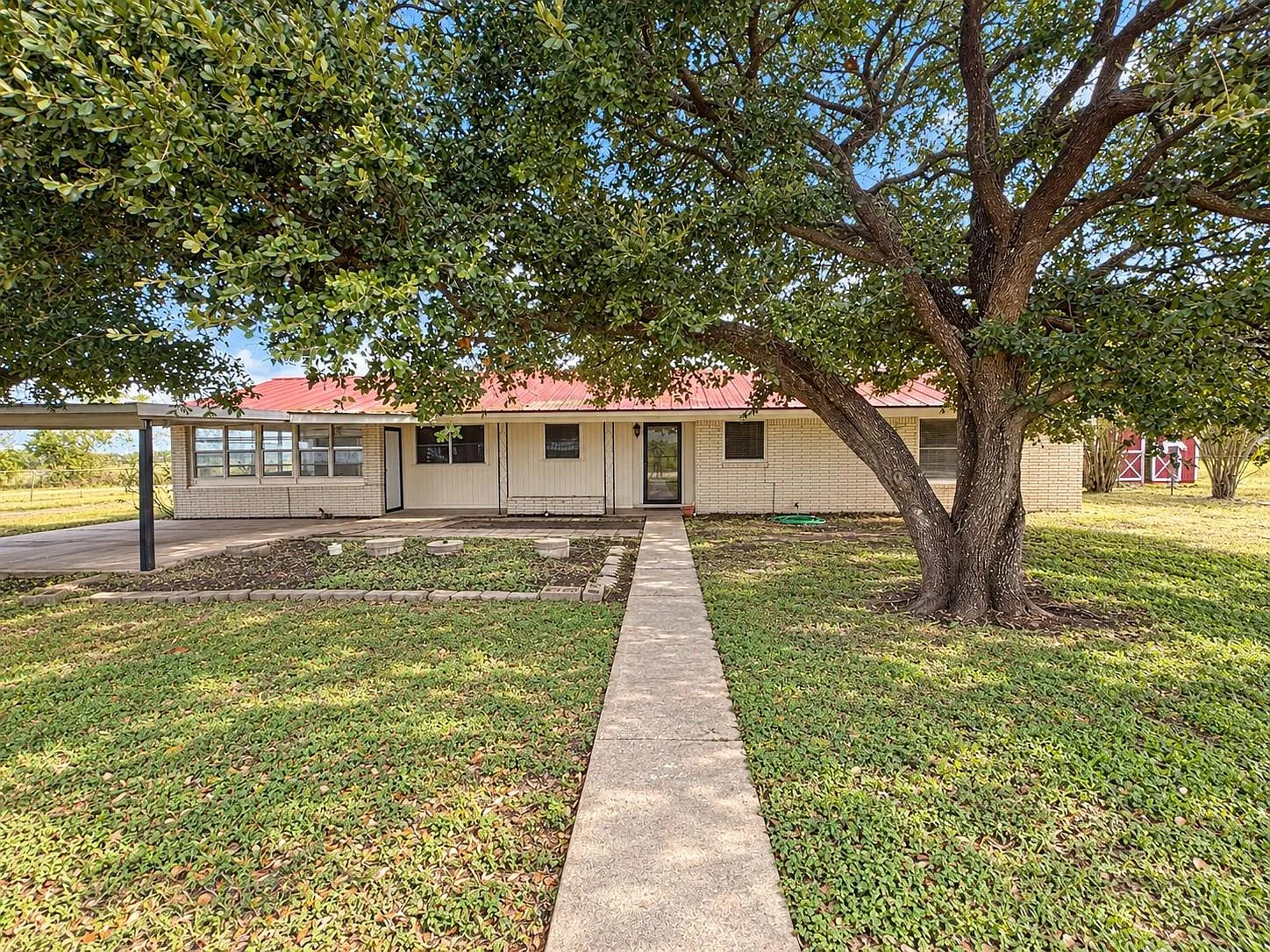 3 bed, 1.5 bath, 1424 sqft, $1,650 — Photo 1