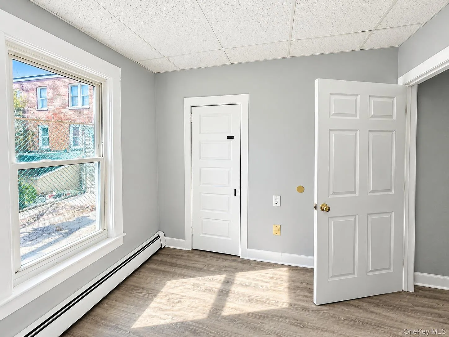 3 bed, 1.0 bath, 12180 sqft, $2,600 — Photo 2