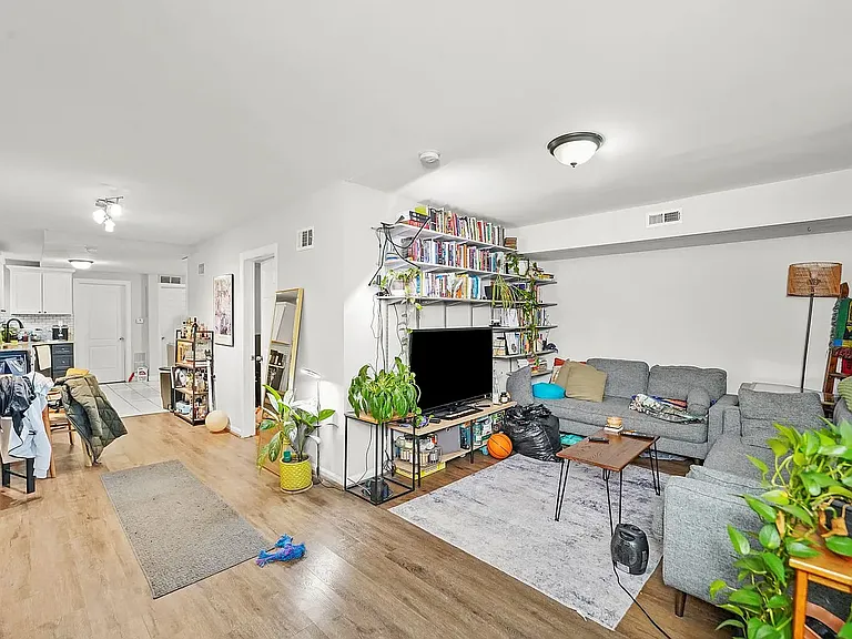 2058 W Erie St #G — Photo 3