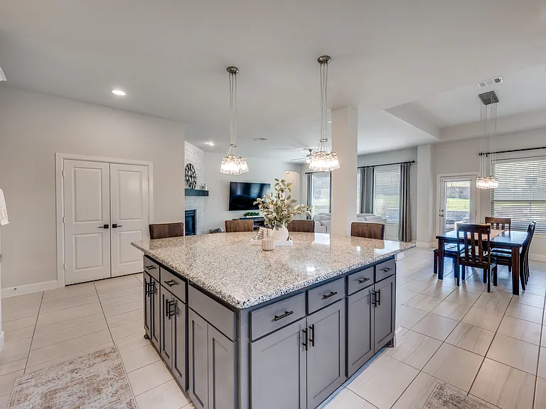 1044 Myers Park Trl — Photo 11