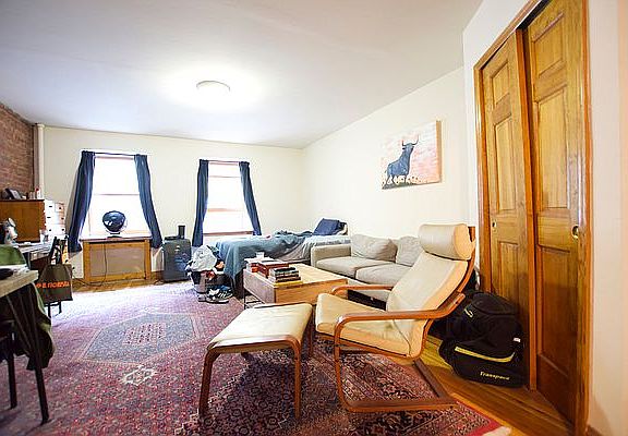 3rd image of 34 W 73rd St