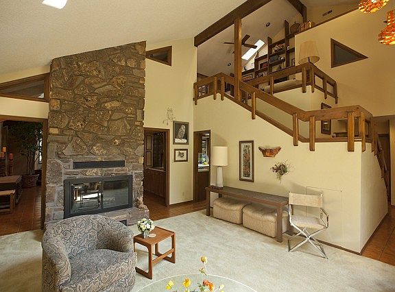 Vaulted ceiling and open architecture