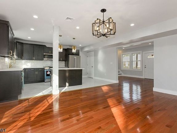2nd image of 18 Cliff Hill Pl