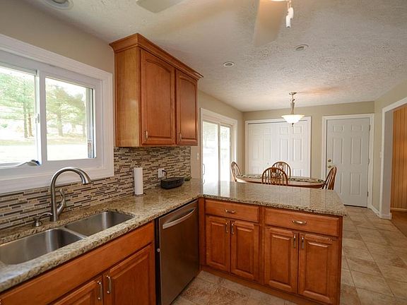 4th image of 1242 Meadowlark Dr