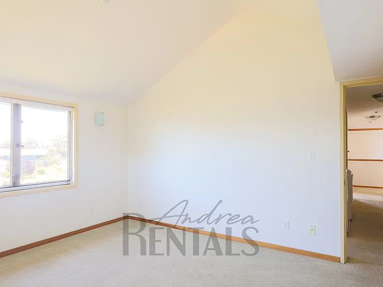 1735 Elm St — Photo 10