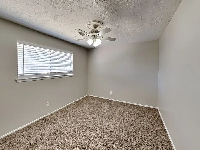 809 Lochmoor Ln — Photo 13