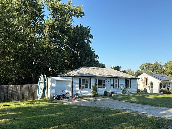 3rd image of 16 Hill Park Dr