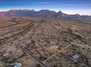 135 W Hawk Way, Amado, AZ 85645