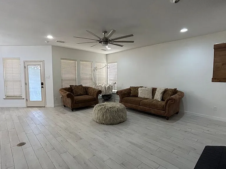 5900 Oak Creek Dr — Photo 10