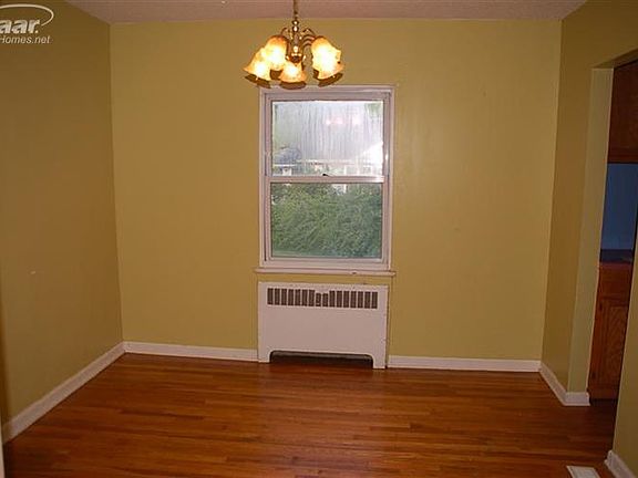5th image of 2233 Russell St