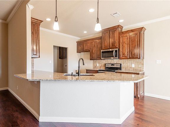 4th image of 524 Landry Ct