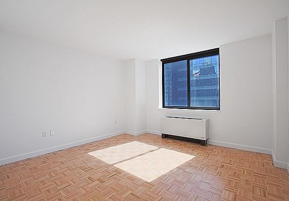 4th image of 360 W 43rd St APT S21a
