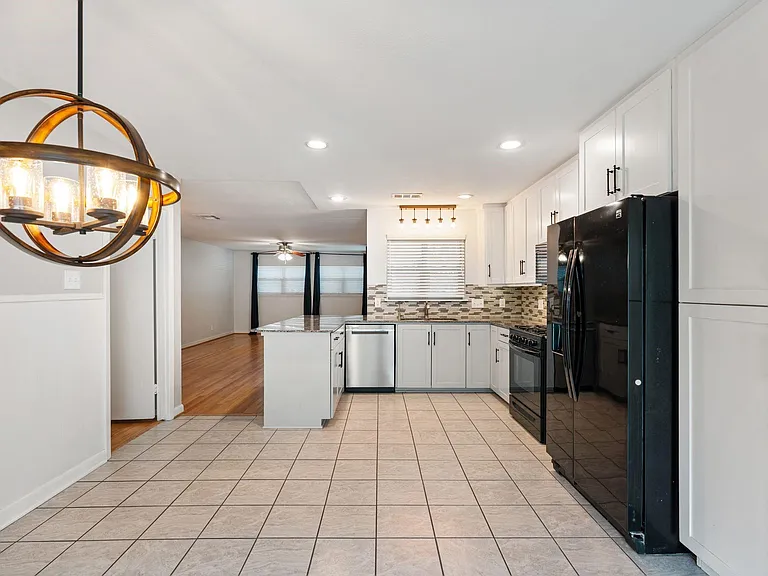5110 Hialeah Dr — Photo 9