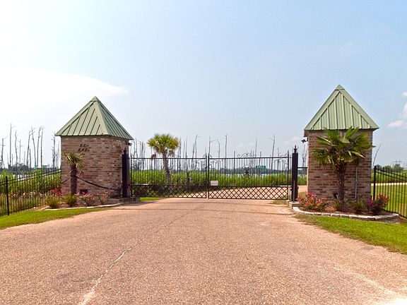 3rd image of S Chenier Dr