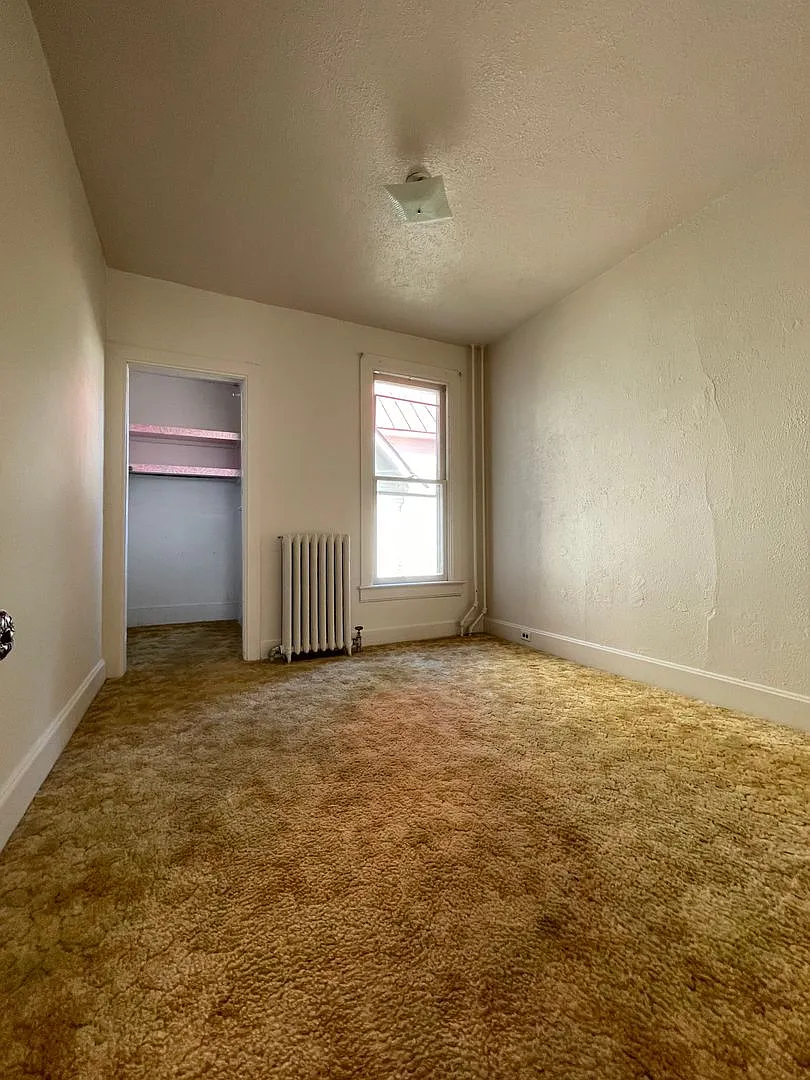 5 Bedroom, 1.5 Bathroom Home Next to Weigent-Hogan Park — Photo 1