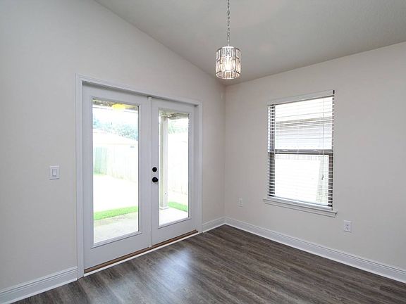4th image of 718 Forgotten Creek Ln