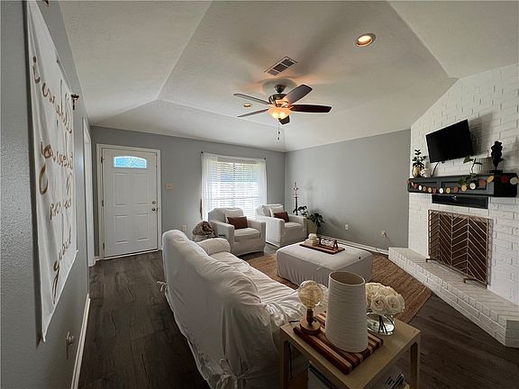3rd image of 3304 Bahia Dr