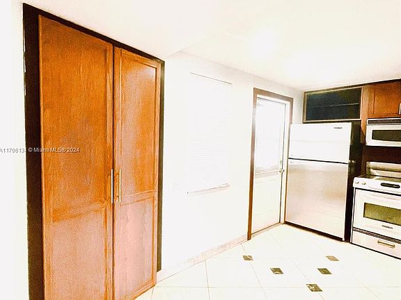 3rd image of 1501 NE 191st St APT C204