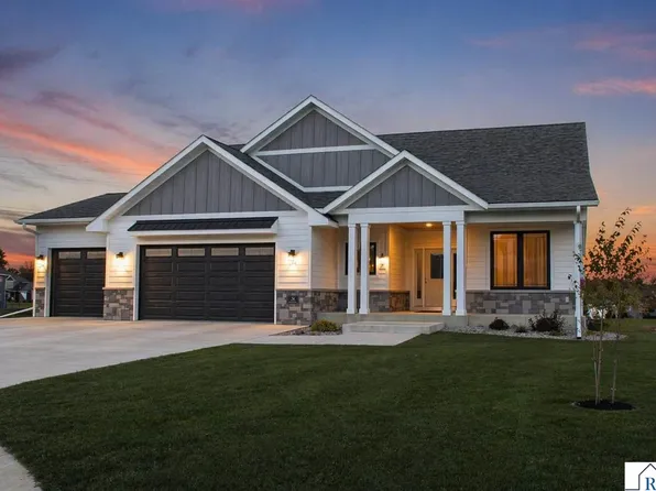 34 N Pointe Ct, Mankato, MN 56003