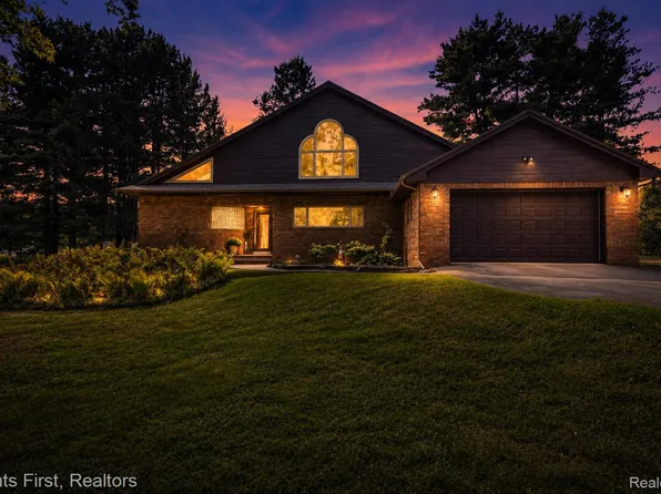 9022 Kingston Ct, Pinckney, MI 48169