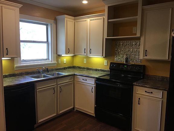 3rd image of 702 Boulevard St