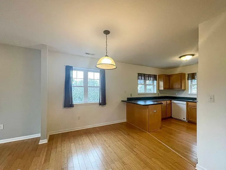 28 Jefferson Dr — Photo 5