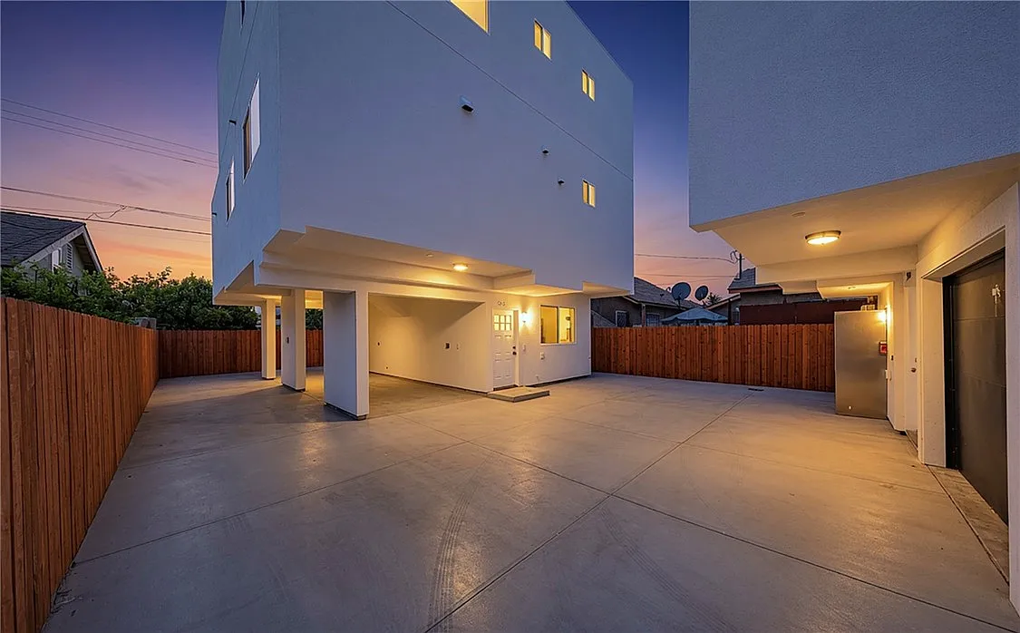 3 bed, 3.5 bath, 1350 sqft, $3,631 — Photo 2