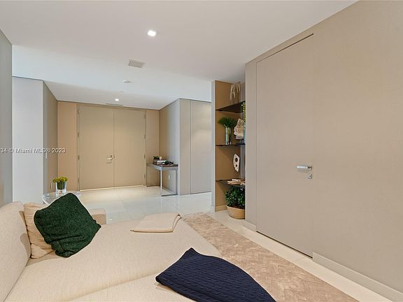 5th image of 18975 Collins Ave #5201